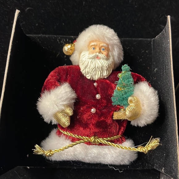 Avon /1995 Victorian Santa Pin Ornament NIB (box has tear) Pin - Picture 2 of 6